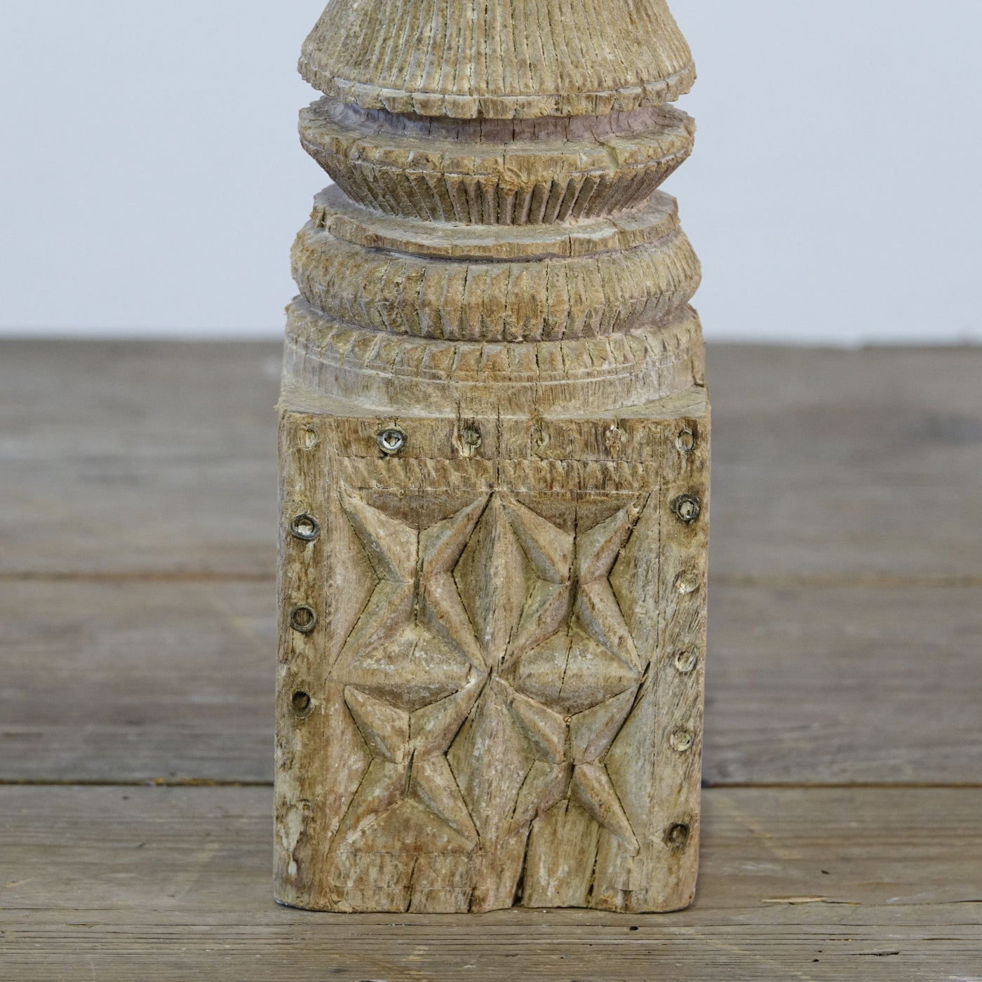 Momabatti - Light wooden candle holder carved nº155