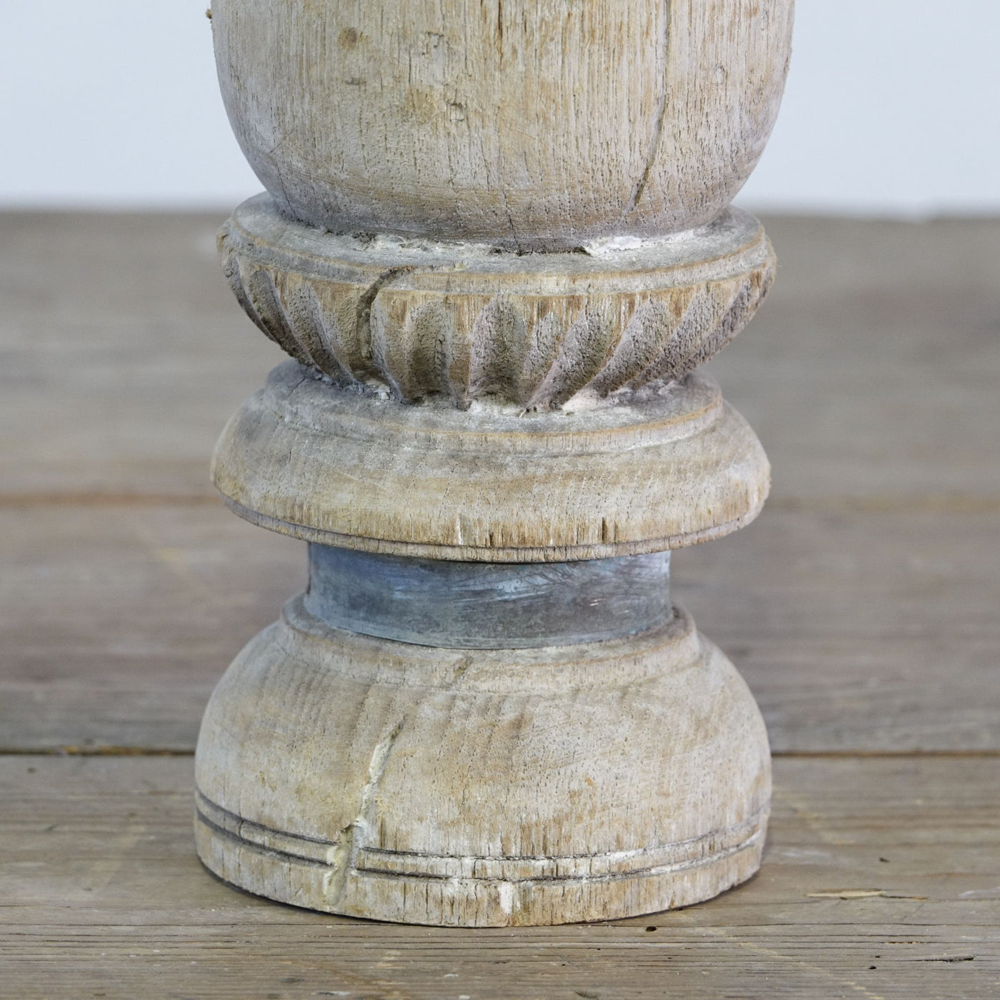 Momabatti - Light wooden candle holder carved nº2