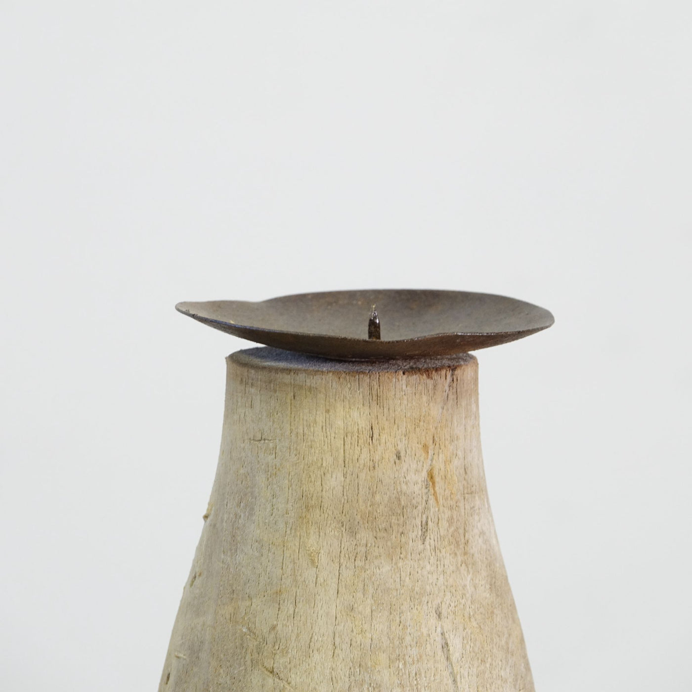 Momabatti - Light wooden candle holder carved nº2