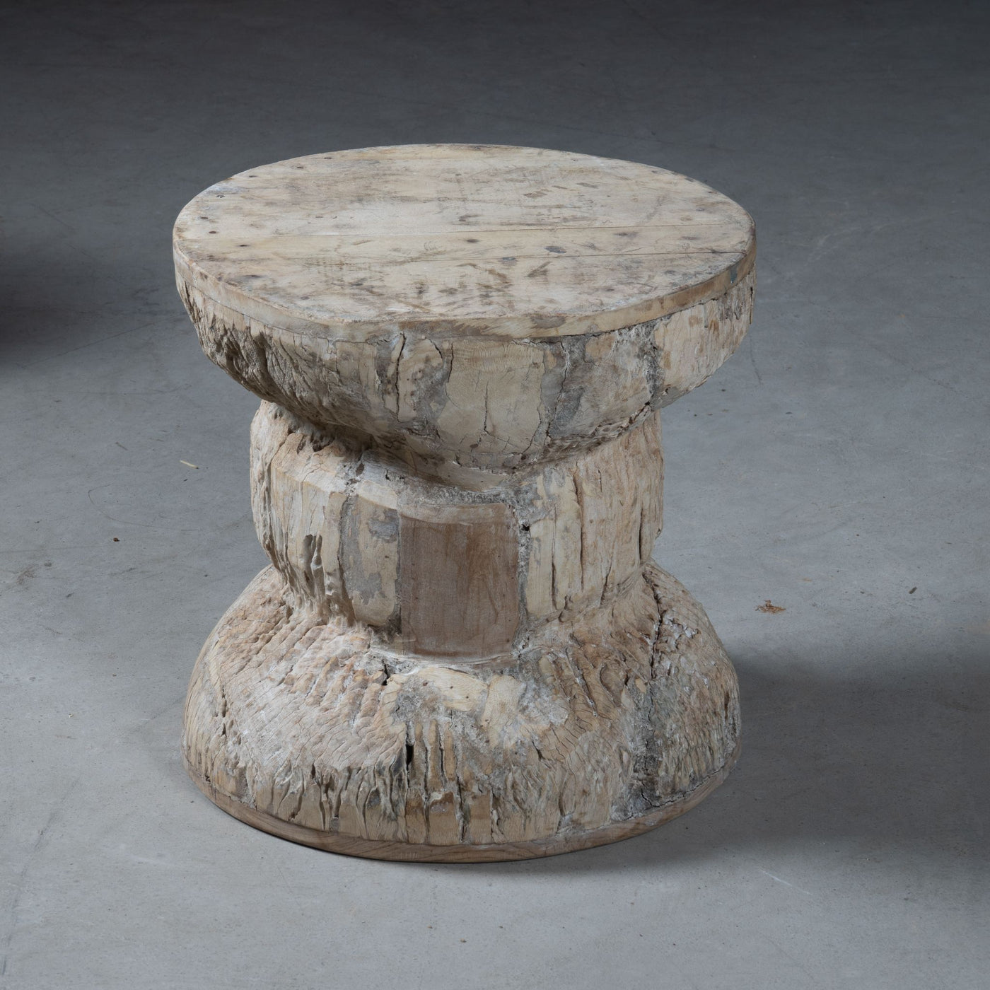 Okhli - Tabouret ancien sculpté en bois n°13