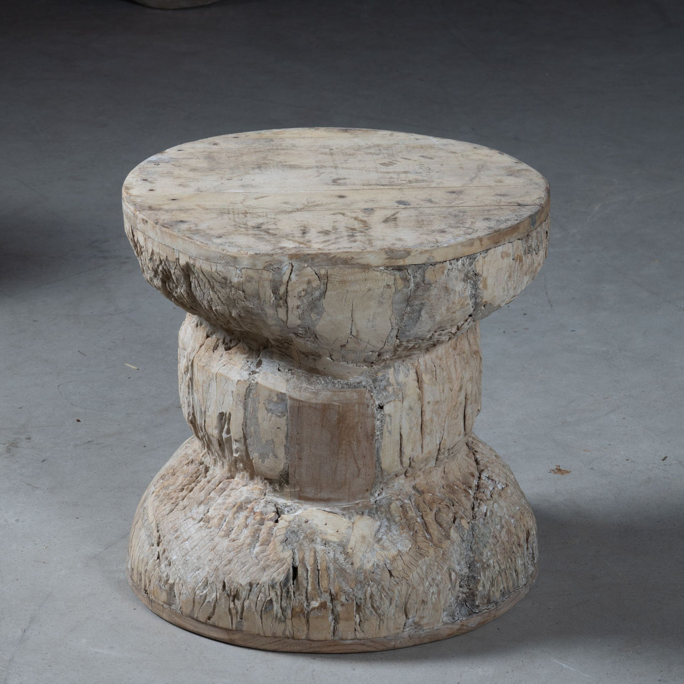 Okhli - Tabouret ancien sculpté en bois n°13