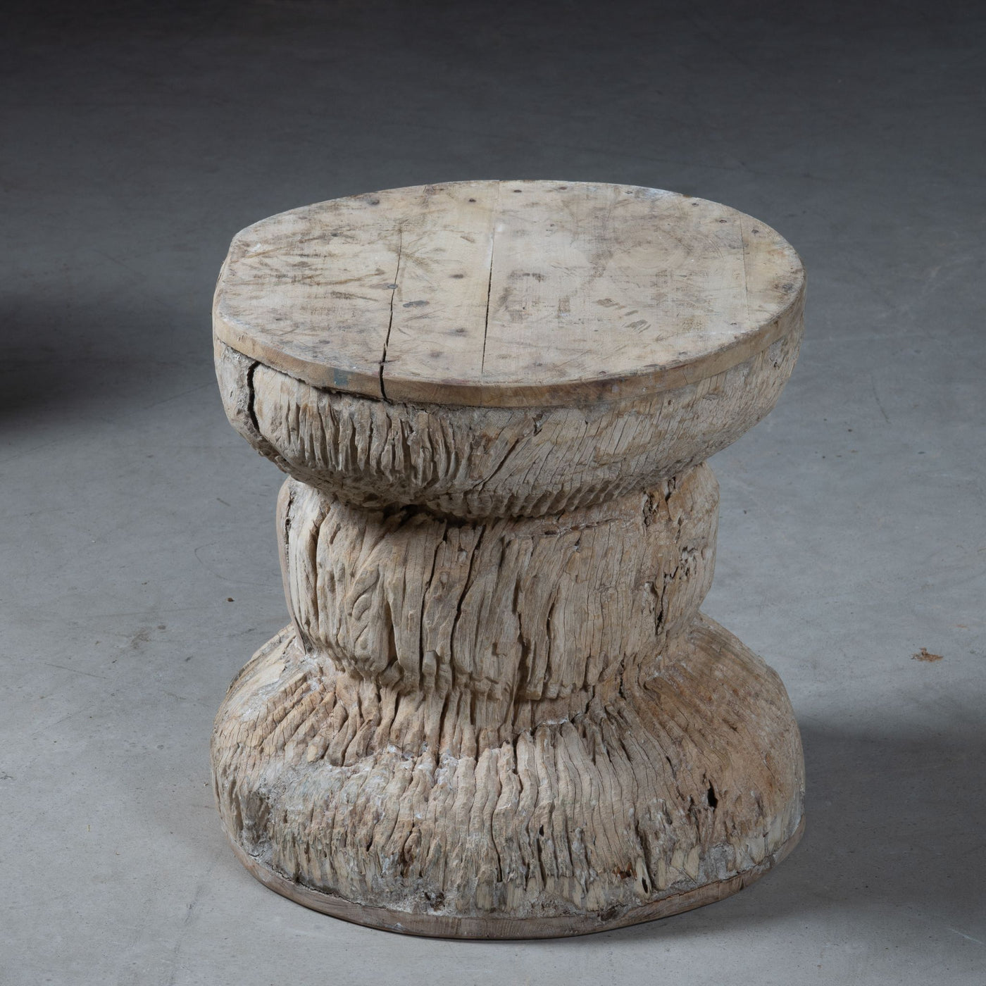 Okhli - Tabouret ancien sculpté en bois n°13