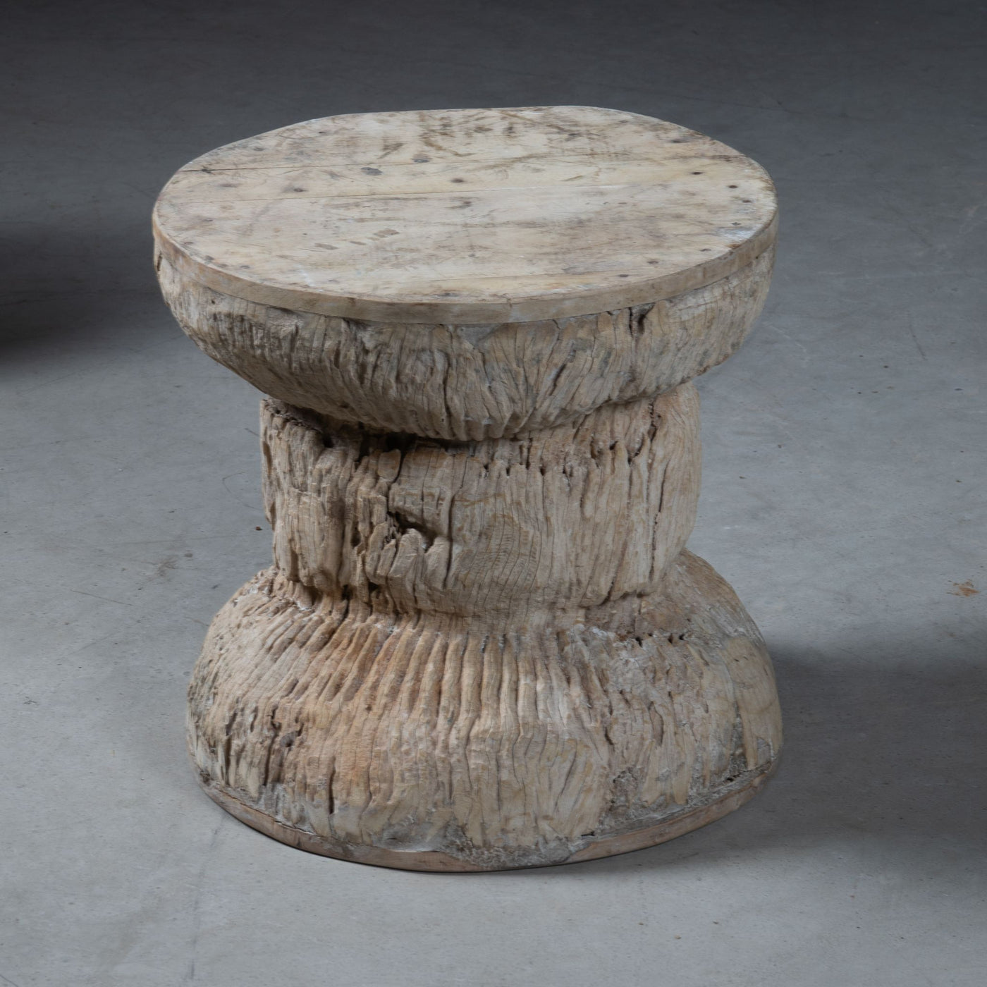 Okhli - Tabouret ancien sculpté en bois n°13