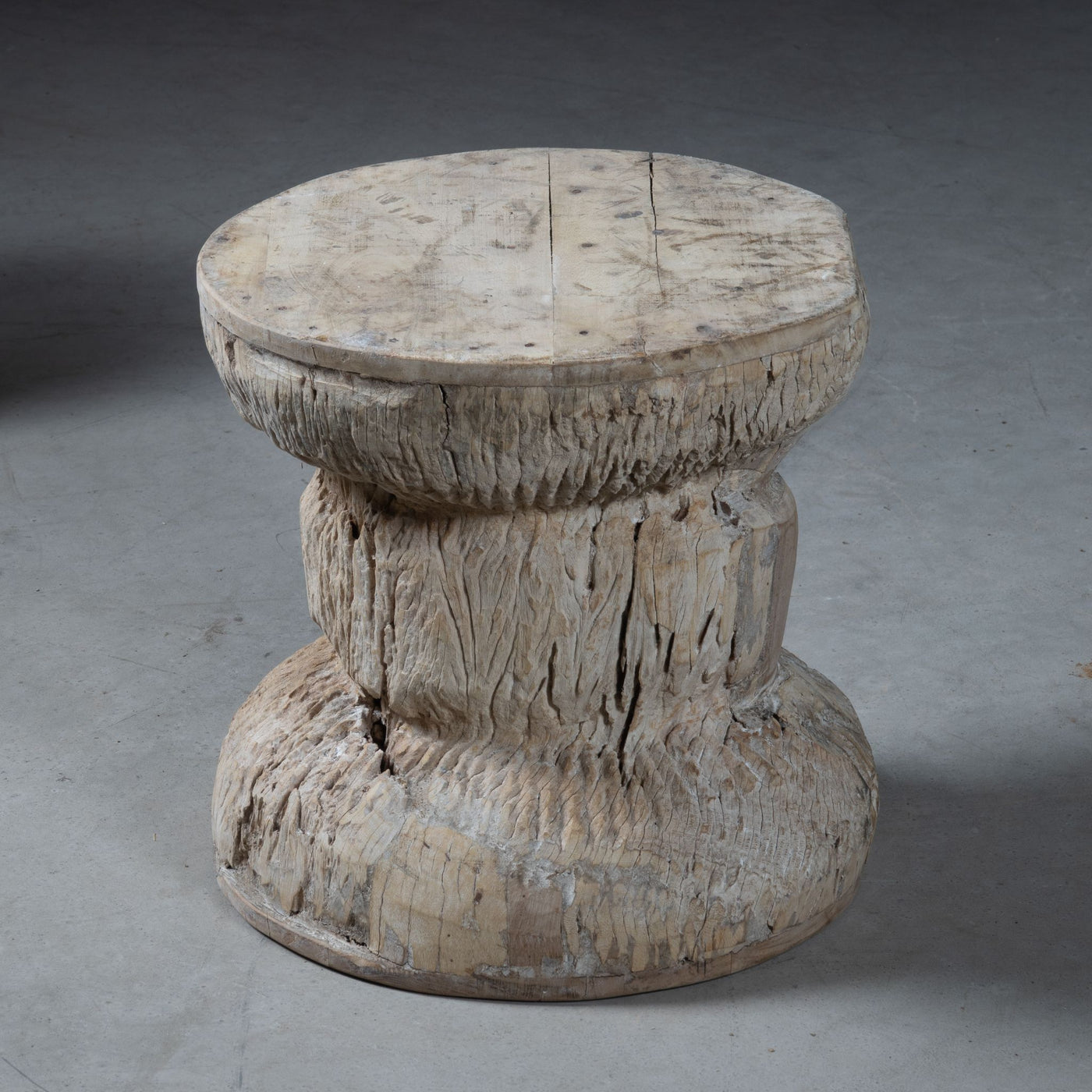 Okhli - Tabouret ancien sculpté en bois n°13