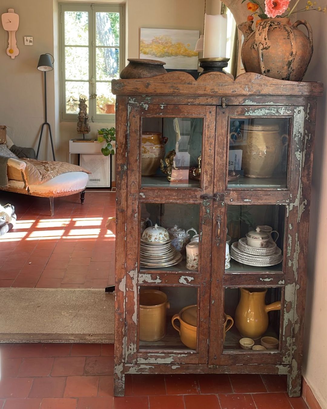 une maison de famille en provence, vitrine ancienne et faïences