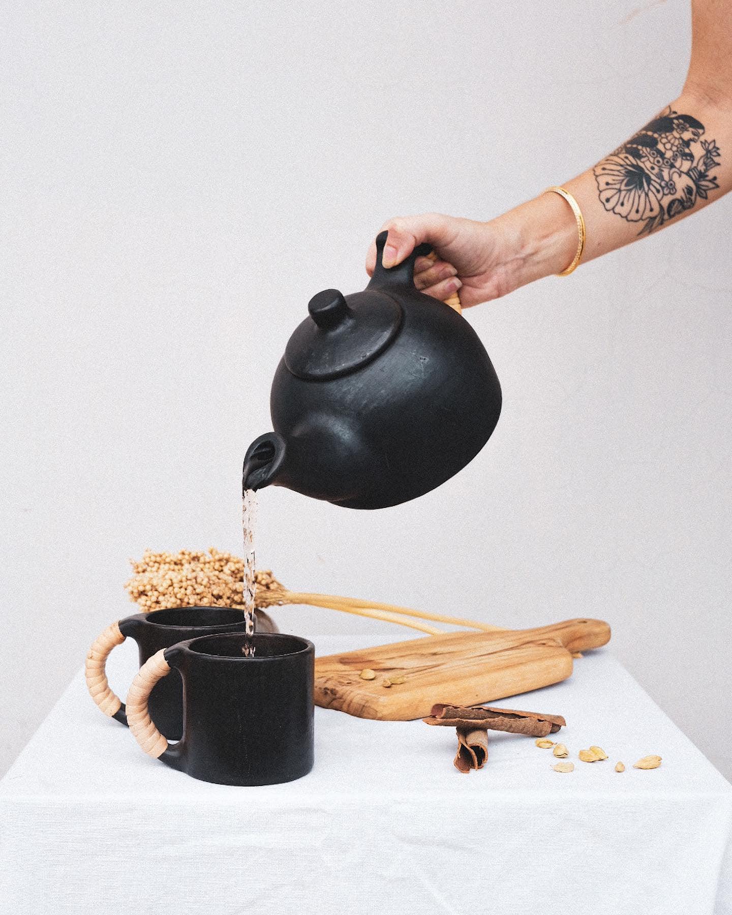 Kaimai - Théière Black Pottery de Manipur - Orpaï Studio